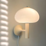 Lampada da parete a forma di fungo in vetro bianco Bauhaus